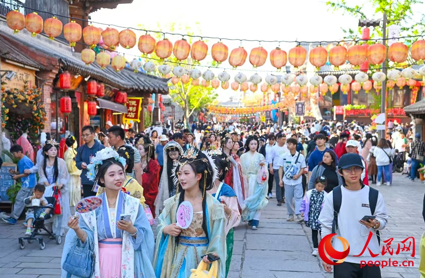 گلیوں بازاروں میں جگہ جگہ ہان لباس  میں ملبوس سیاح ،سیر و تفریح کرتے نظر آتے ہیں۔(فائل فوٹو)( پیپلز ڈیلی آن لائن/ وانگ پھے)