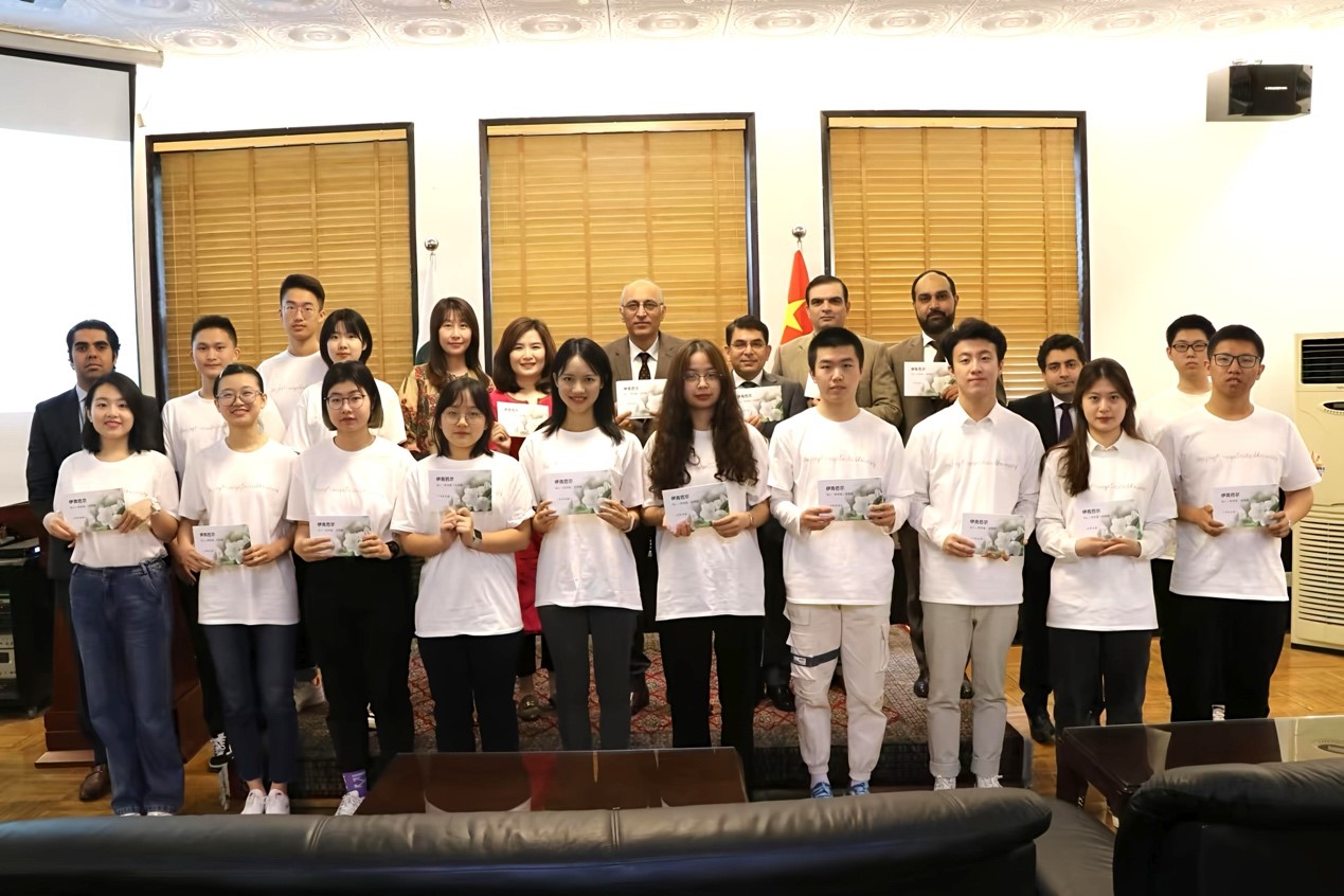 اپریل 2021 ، پاکستانی سفارت خانے میں منعقدہ سرگرمی میں شریک  شعبہ اردو کے انڈرگریجویٹ  طلبا ۔