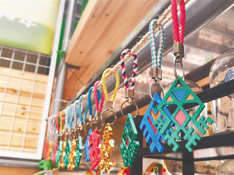 (تصویر) 3 ڈی پرنٹر کے ساتھ بنائے گئے لی بروکیڈ پیٹرن والے منفرد کی چینز ۔