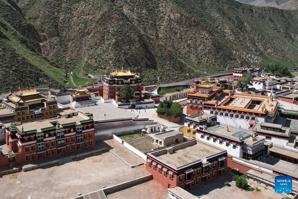 10 جولائی 2025  چین کے صوبےگانسو کے شمال مغرب میں واقع گننان تبت خود اختیار علاقے کی شیاحہ کاونٹی میں موجود تاریخی لابرنگ خانقاہ کی ڈرون سے لی گئی تصویر ۔