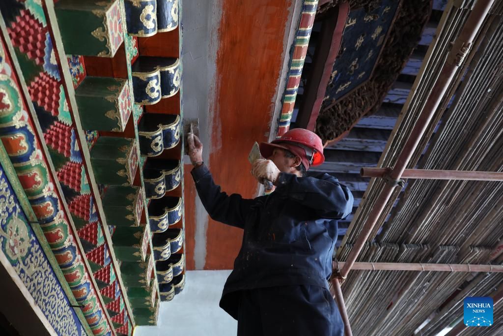 10 جولائی 2025.  چین کے  صوبےگانسو کے شمال مغرب میں واقع گننان تبت خود اختیار  علاقے کی شیاحہ کاونٹی میں موجود تاریخی  لابرنگ خانقاہ میں ایک کارکن ، لکڑی کے ڈھانچے کی مرمت کا کام کر رہا ہے  ۔