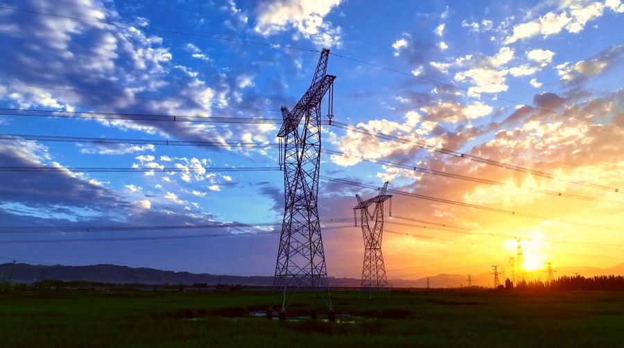 13 اگست 2024 ۔شمال مغربی چین کے سنکیانگ ویغور خود اختیار علاقے میں 750 کے وی کی پاور ٹرانسمیشن لائن پر کام کیا جا رہاہے  (ما یوان/شنہوا)
