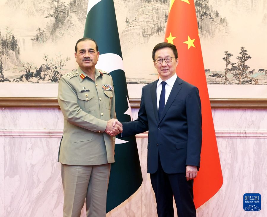 چین کے نائب صدر سے  پاکستانی آرمی چیف فیلڈ مارشل سید عاصم منیر کی ملاقات