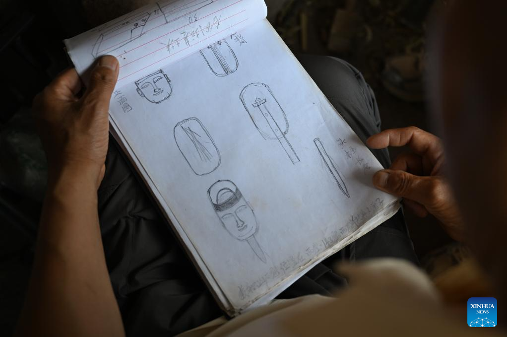 16 جولائی 2025۔ شمال مغربی چین کے صوبے گانسو کے شہر تیان شوئی میں، مائیجی ماؤنٹین گروٹوز آرٹ انسٹی ٹیوٹ کے ثقافتی آثار بحال کرنے کے ماہر مو چانگ یو ، گروٹوز کے ایک غار میں بحالی و مرمت کے مسودے کا مشاہدہ کر رہے ہیں ۔(شنہوا/چن بن) 11