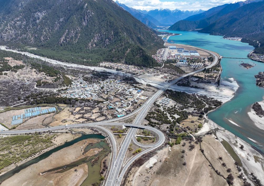یکم اپریل 2025 ۔ چین کے جنوب مغرب میں شی زانگ خود اختیار علاقے میں لہاسا سے لنجی تک ہائی -گریڈ ہائی وے کا فضائی منظر ۔ (شنہوا/جگمے ڈورج)