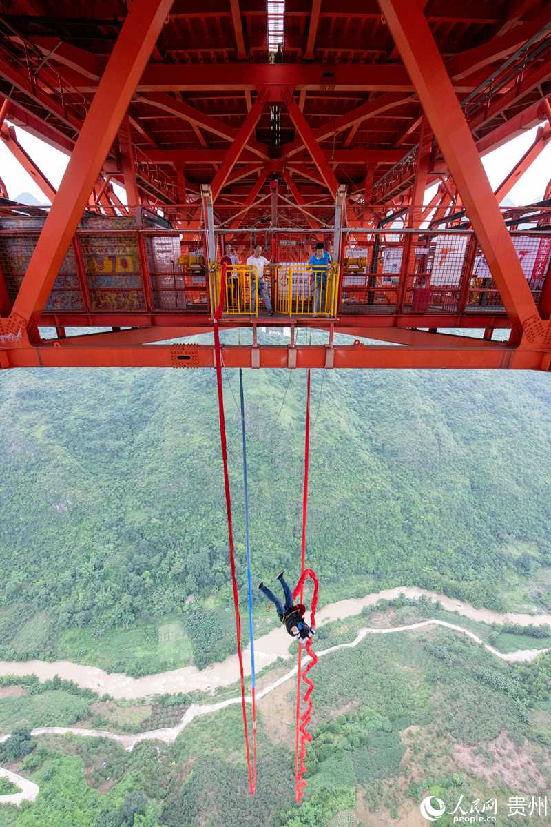 دریائے بالنگ کے پل کے ایک پلیٹ فارم سے بنجی جمپنگ کا مظاہرہ ۔ (پیپلز ڈیلی آن لائن/ وانگ چی یو )