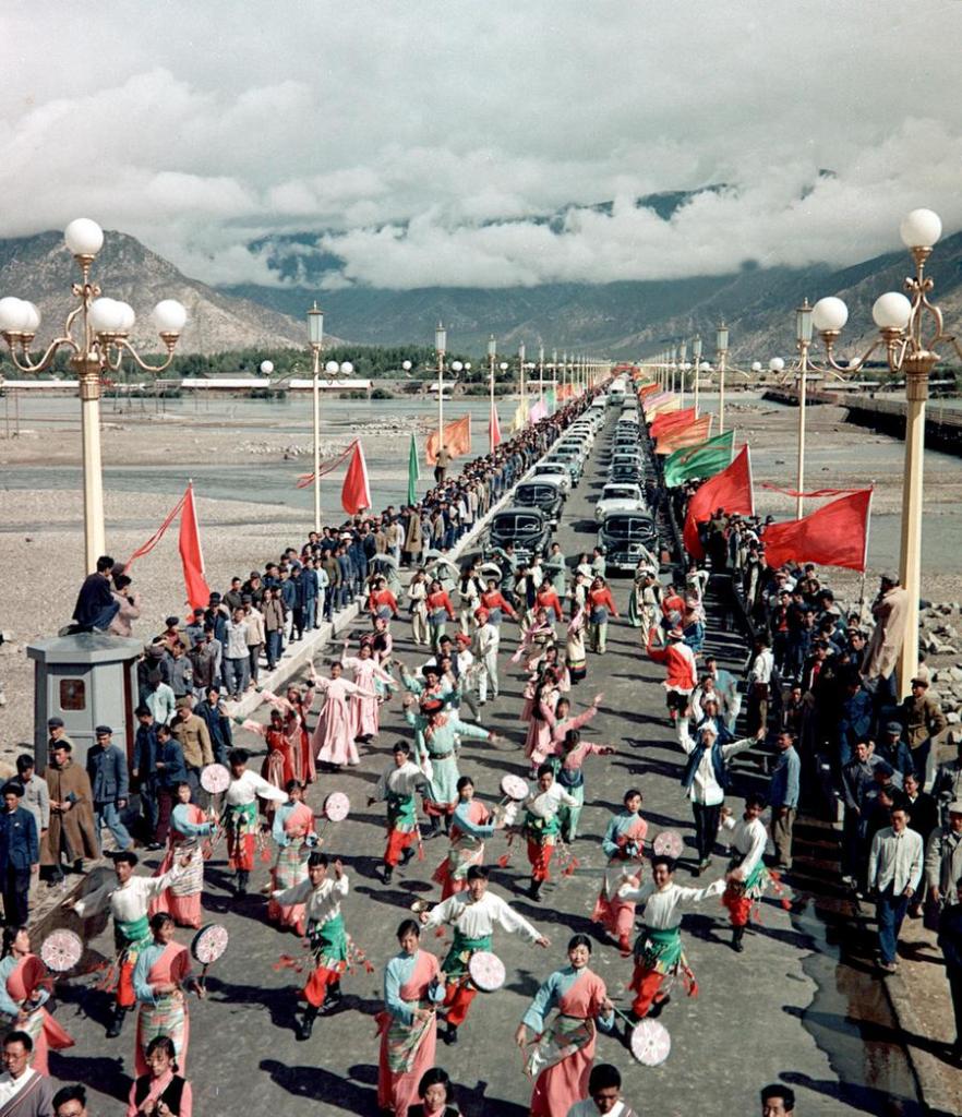 25 اگست 1965 کی ایک فائل فوٹو ، جو لہاسا پل کی افتتاحی تقریب کے موقع پر ، چین کے جنوب مغربی علاقے شی زانگ کے دارالحکومت لہاسا میں لی گئی تھی۔(شنہوا)