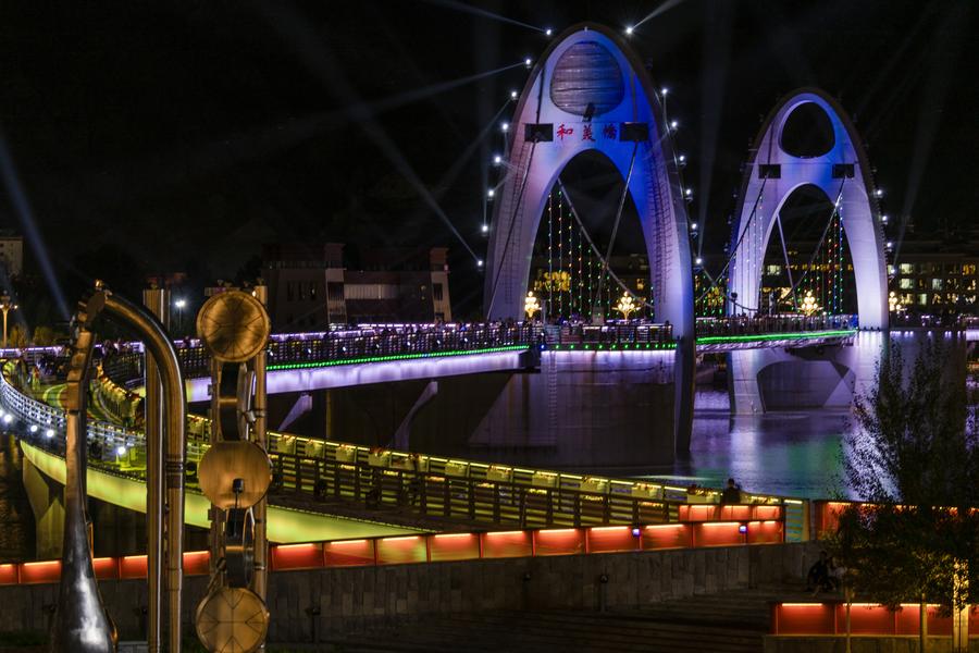30 جولائی 2025۔چین کے جنوب مغربی علاقے شی زانگ کے دارالحکومت لہاسا میں ، دریائے لہاسا پر بنائے گئے پل اور اردگرد جگمگاتی روشنیوں کا فضائی منظر۔ (شنہوا، جگمے دورج)