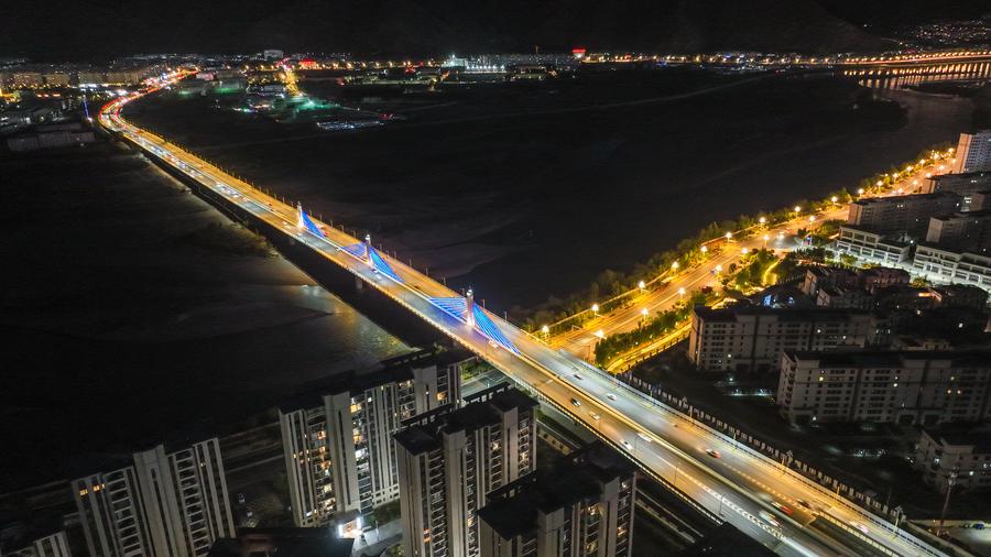 30 جولائی 2025۔چین کے جنوب مغربی علاقے شی زانگ کے دارالحکومت لہاسا میں ، شہر کے مختلف حصوں کو جوڑتا ہوا ، دریائے لہاسا کا پل ۔ (شنہوا، جگمے دورج)