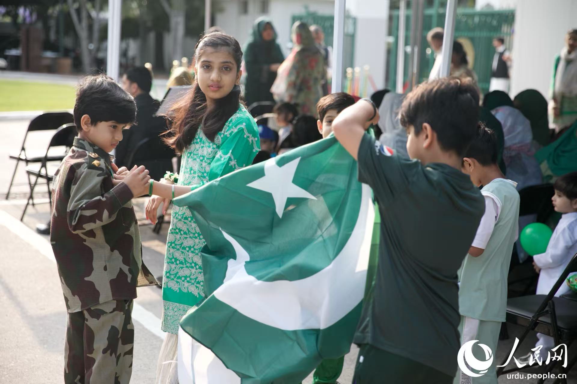 14 اگست کو ، پاکستان کے 78ویں جشنِ آزادی کے موقع پر بیجنگ میں پاکستانی سفارت خانے میں پرچم کشائی کی پروقار تقریب منعقد ہوئی جس میں سفارت خانے کے اہلکار ، مقامی معززین، صحافی اور بیجنگ میں مقیم پاکستانی کمیونٹی کے افراد نے شرکت کی ۔(شوجنگ ون/ پیپلز ڈیلی آن لائن)