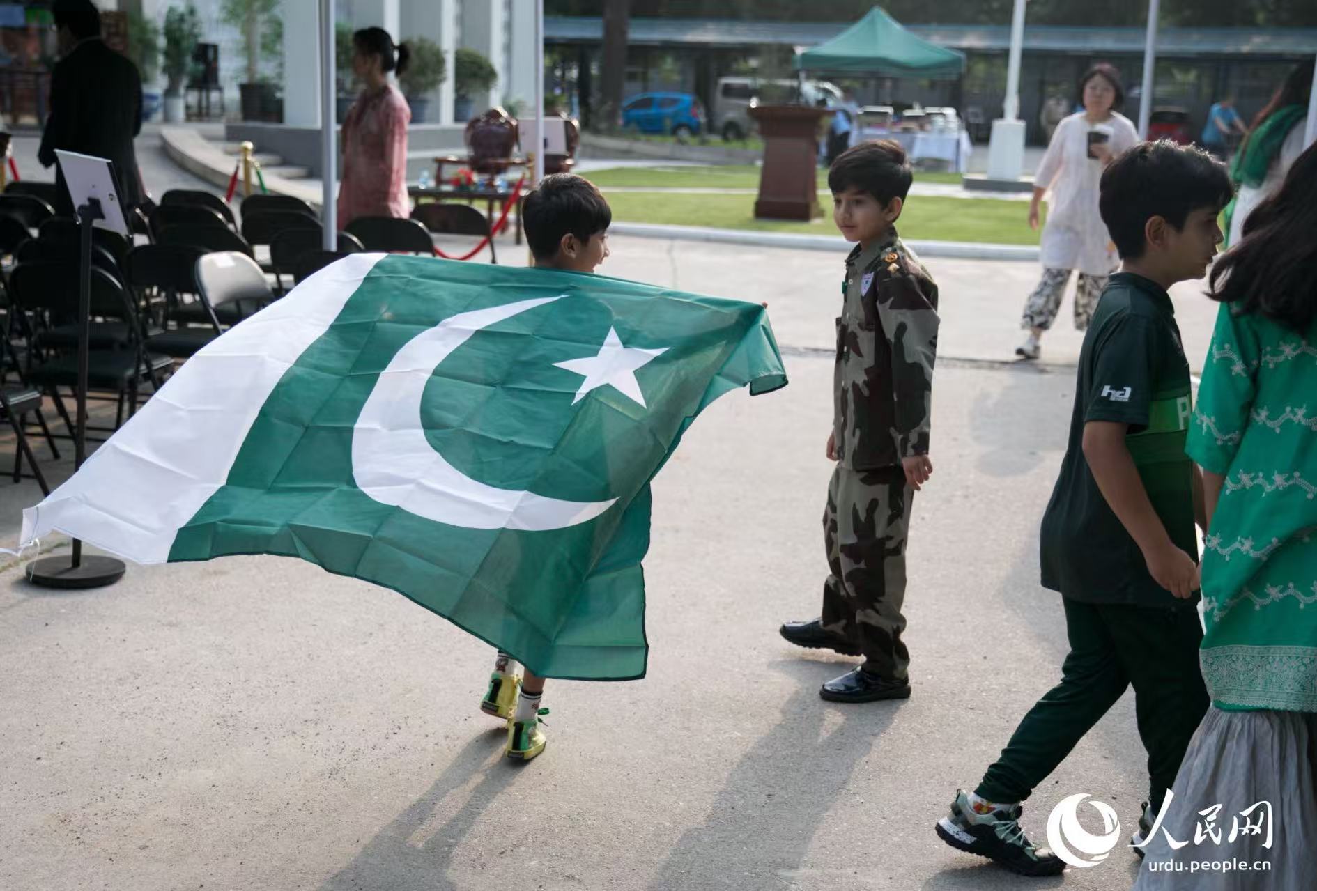 14 اگست کو ، پاکستان کے 78ویں جشنِ آزادی کے موقع پر بیجنگ میں پاکستانی سفارت خانے میں پرچم کشائی کی پروقار تقریب منعقد ہوئی جس میں سفارت خانے کے اہلکار ، مقامی معززین، صحافی اور بیجنگ میں مقیم پاکستانی کمیونٹی کے افراد نے شرکت کی ۔(شوجنگ ون/ پیپلز ڈیلی آن لائن)