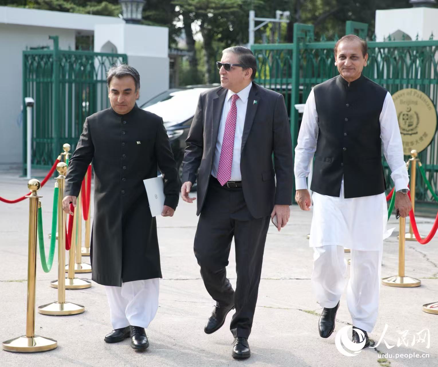 14 اگست 2025 ۔ڈپٹی ہیڈ آف مشن بلال محمود چوہدری  ،تقریب کے مہمانِ خصوصی سینیٹ کی قائمہ کمیٹی برائے خزانہ کے چیئرمین سلیم مانڈی والا (درمیان میں) اور پاکستانی سفارت خانے کے اکنامک منسٹر اسلم چوہدری ۔