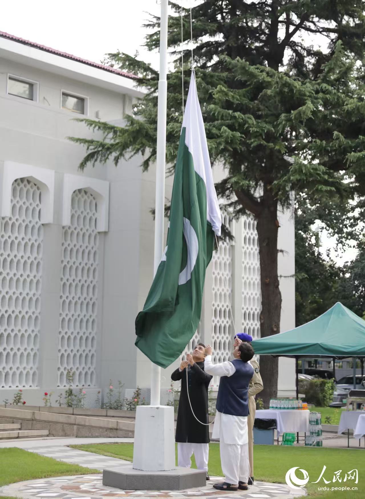 ڈپٹی ہیڈ آف مشن بلال محمود چوہدری، پرچم بلند کر رہے ہیں۔(شوجنگ ون/ پیپلز ڈیلی آن لائن)