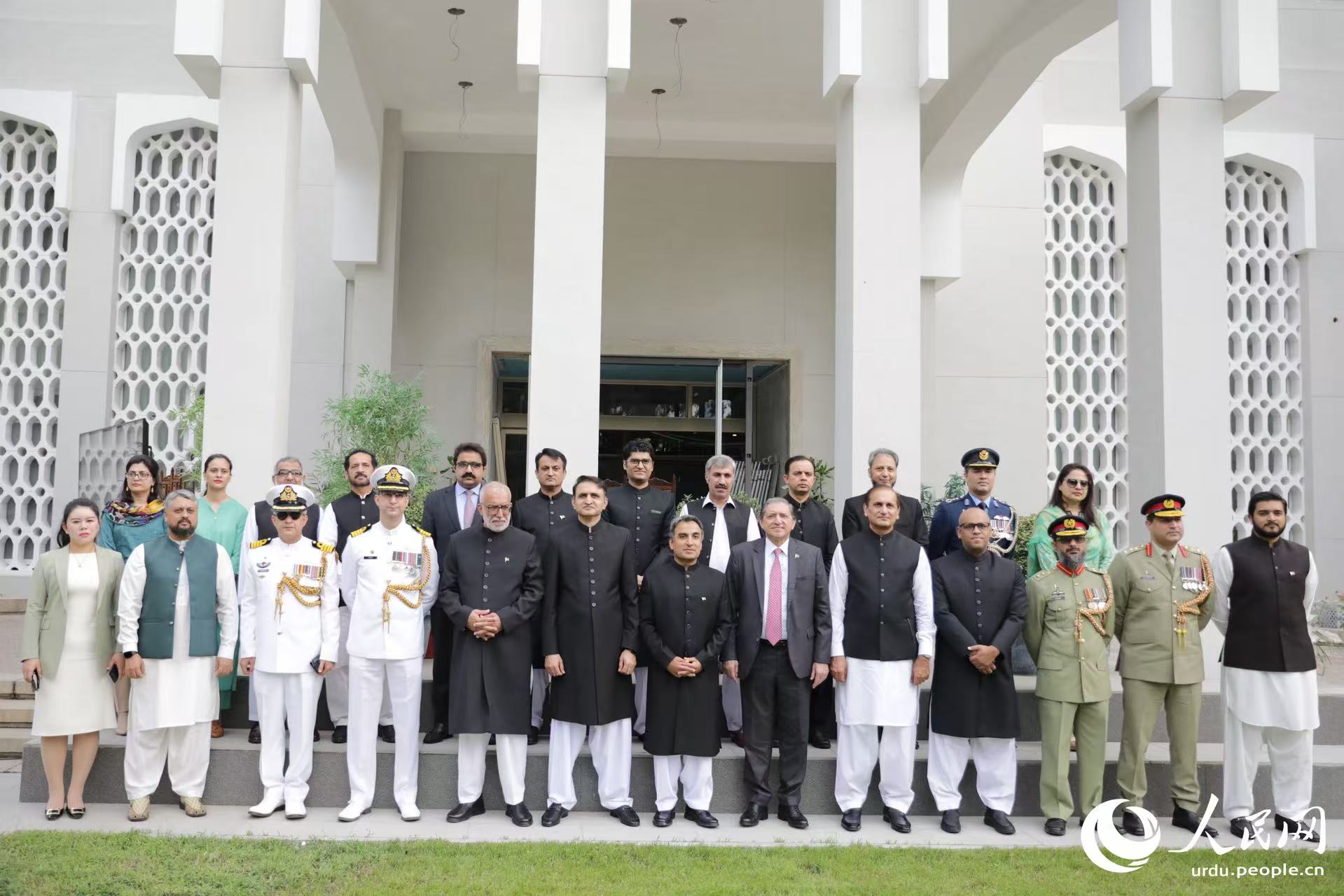 14 اگست کو ، پاکستان کے 78ویں جشنِ آزادی کے موقع پر بیجنگ میں پاکستانی سفارت خانے میں پرچم کشائی کی پروقار تقریب منعقد ہوئی جس میں سفارت خانے کے اہلکار ، مقامی معززین، صحافی اور بیجنگ میں مقیم پاکستانی کمیونٹی کے افراد نے شرکت کی ۔(شوجنگ ون/ پیپلز ڈیلی آن لائن)