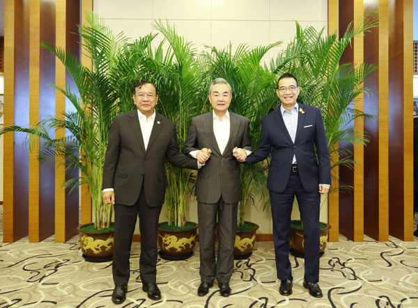 چین، کمبوڈیا اور تھائی لینڈ کے وزرائے خارجہ کا  کمبوڈیا ۔ تھائی لینڈ سرحدی تنازع پرتبادلہ خیال