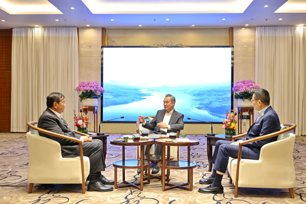 چین، کمبوڈیا اور تھائی لینڈ کے وزرائے خارجہ کا  کمبوڈیا ۔ تھائی لینڈ سرحدی تنازع پرتبادلہ خیال