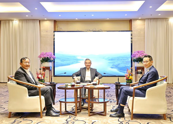 چین، کمبوڈیا اور تھائی لینڈ کے وزرائے خارجہ کا  کمبوڈیا ۔ تھائی لینڈ سرحدی تنازع پرتبادلہ خیال