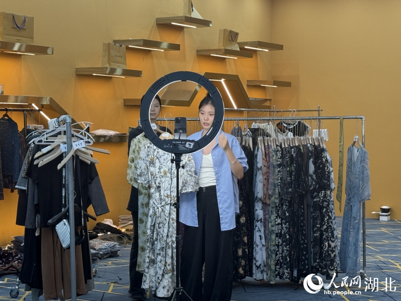 حوبے کےشہر تیان من میں ،ایک لائیو سٹریمنگ سٹوڈیو سے سیلز پرسن ملبوسات کو آن لائن متعارف کرواتے ہوئے آرڈرز وصول کررہی ہیں ۔ (جانگ جن ۔ پیپلز ڈیلی آن لائن )