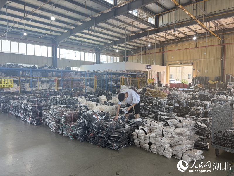 چین کے صوبے ، حوبے کے شہر تیان من کی لائی یٹیاؤ فیکٹری میں ملبوسات کے آرڈر ، ترسیل کے لیے تیار ہیں ۔(جانگ جن ۔ پیپلز ڈیلی آن لائن )