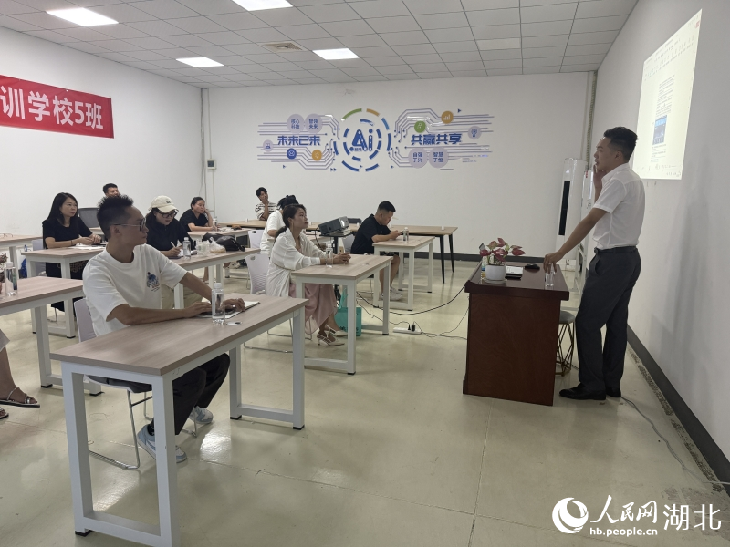 تیانمن میں ،ای کامرس لائیو سٹریمنگ کے ذریعے تربیتی سیشن جاری ہے۔ (جانگ جن ۔ پیپلز ڈیلی آن لائن )