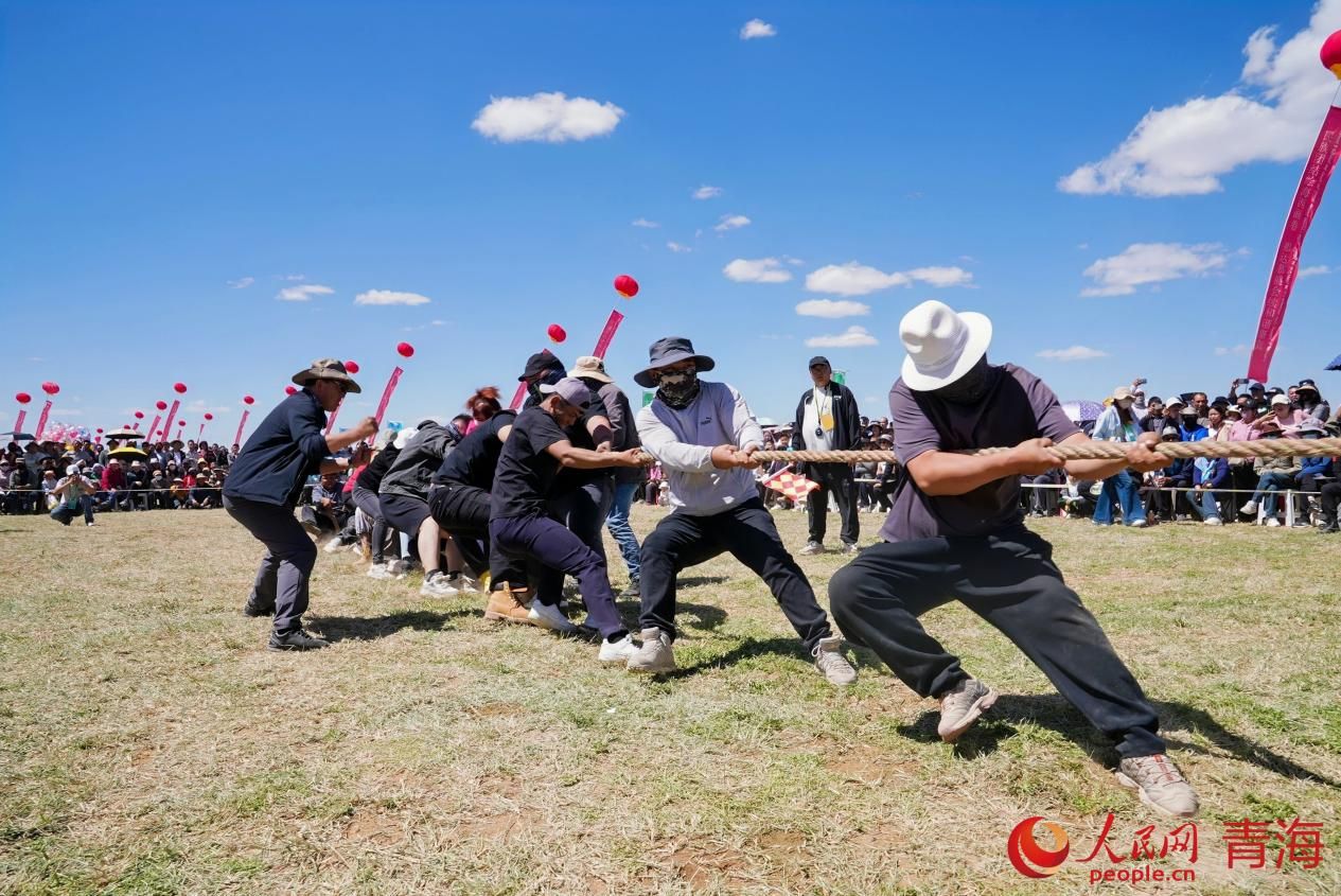 ہائی شی منگولیا -تبت خود اختیار پریفیکچر کے صوبے چنگ ہائی کی چراگاہوں میں نویں نادام میلے کے دوران گولمدشہر میں روایتی ملبوسات زیب تن کیے فنکاروں کی ثقافتی پرفارمنس ۔ (پیپلز ڈیلی آن لائن/کوانگ یو)