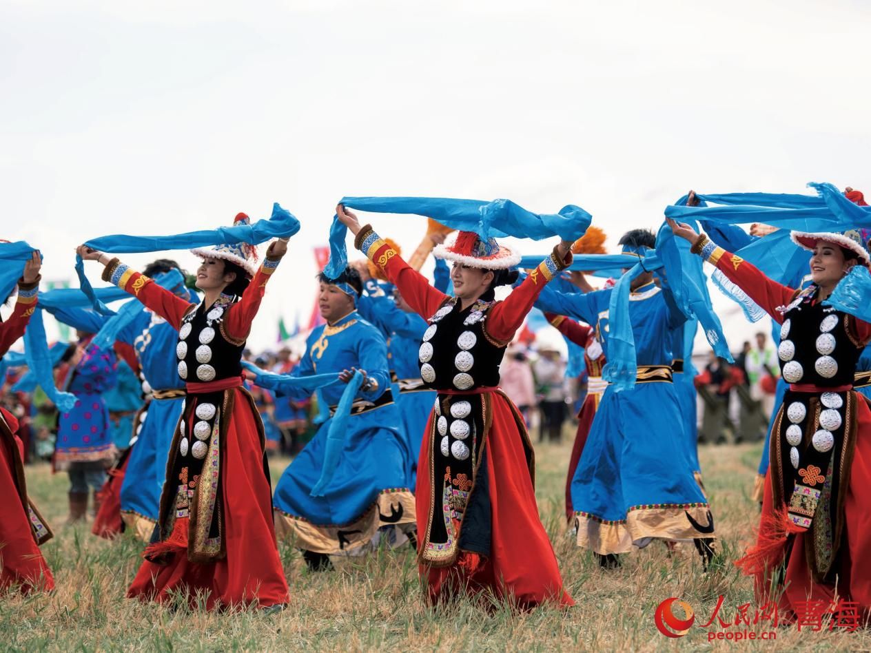 ہائی شی منگولیا -تبت خود اختیار پریفیکچر کے صوبے چنگ ہائی کی چراگاہوں میں نویں نادام میلے کے دوران گولمدشہر میں روایتی لباس میں پہلوان ،منگول طرز کی روایتی کشتی "بوخہ " لڑ رہے ہیں ۔ (پیپلز ڈیلی آن لائن/کوانگ یو)