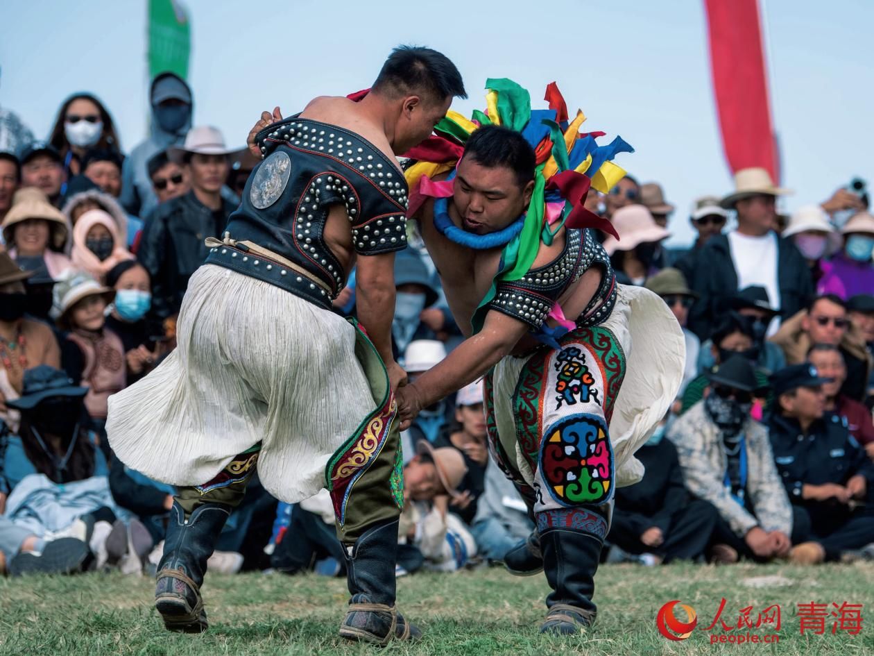ہائی شی منگولیا -تبت خود اختیار پریفیکچر کے صوبے چنگ ہائی کی چراگاہوں میں نویں نادام میلے کے دوران گولمد شہر میں گھڑ سواری کے روایتی مقابلے کے دوران گھڑ سوار گھوڑوں کو سرپٹ دوڑا رہے ہیں۔ (پیپلز ڈیلی آن لائن/کوانگ یو)
