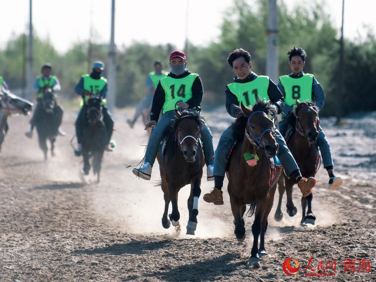 ہائی شی منگولیا -تبت خود اختیار پریفیکچر کے صوبے چنگ ہائی کی چراگاہوں میں نویں نادام میلے کے دوران گولمدشہر میں روایتی ملبوسات زیب تن کیے فنکاروں کی ثقافتی پرفارمنس ۔ (پیپلز ڈیلی آن لائن/کوانگ یو)