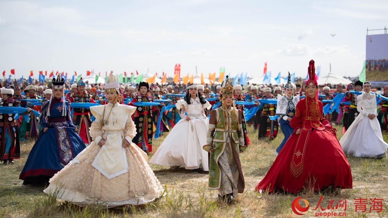 ہائی شی منگولیا -تبت خود اختیار پریفیکچر کے صوبے چنگ ہائی کی چراگاہوں میں نویں نادام میلے کے دوران گولمدشہر میں روایتی ملبوسات زیب تن کیے فنکاروں کے گروپ کی ثقافتی پرفارمنس ۔ (پیپلز ڈیلی آن لائن/کوانگ یو)