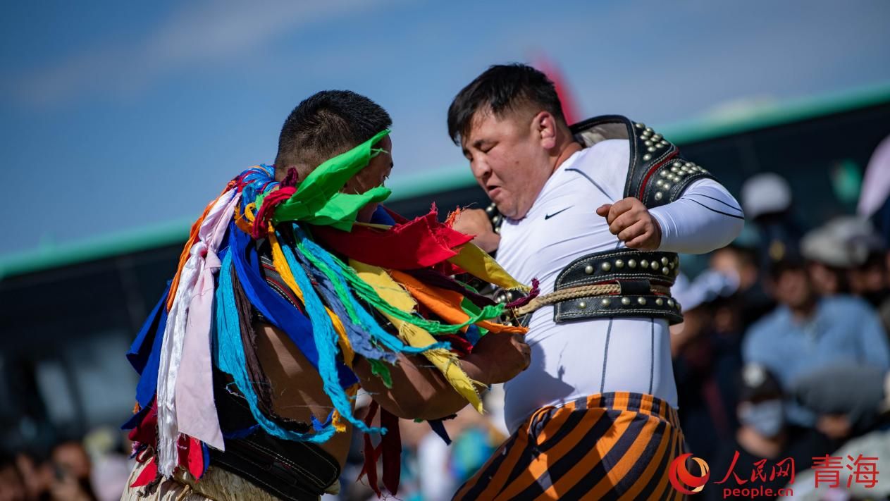 ہائی شی منگولیا -تبت خود اختیار پریفیکچر کے صوبے چنگ ہائی کی چراگاہوں میں نویں نادام میلے کے دوران گولمدشہر میں روایتی لباس میں پہلوان ،منگول طرز کی روایتی کشتی "بوخہ " لڑنے کی تیاری کر رہے ہیں ۔ (پیپلز ڈیلی آن لائن/کوانگ یو)