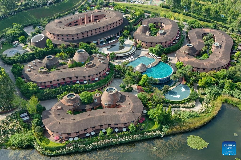 8 ستمبر 2025 ۔ چین کے جنوب مغربی صوبے یوننان میں حونگ حہ ہانی، یی خود اختیار پریفیکچر  کے شہر می لہ کا دونگ فنگ یون ٹاون، ثقافت اور فن کے شاندار خزانوں سے بھرپور ہے۔ حالیہ برسوں میں رنگا رنگ سیاحتی تقریبات متعارف کرواتے ہوئے اس قصبے نے قدرتی مناظر کے مجموعی تاثر کو مزید بہتر بنایا ہے اور اب یہ وسطی یوننان کامشہور ترین سیاحتی مقام بن چکا ہے۔ (شین ہوا/پھنگ یی کائی)