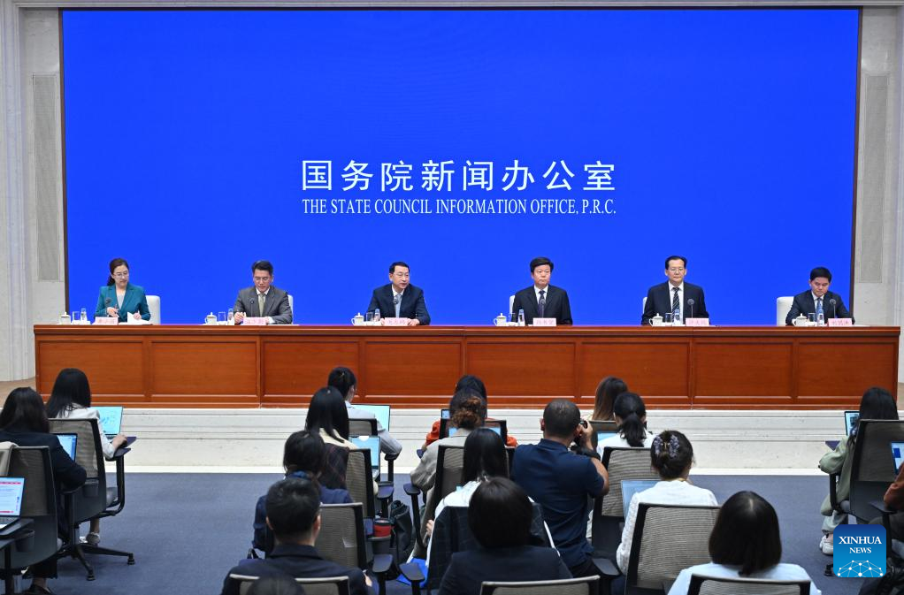 ریاستی کونسل کے دفتر اطلاعات کی جانب سے منعقدہ پریس کانفرنس میں قدرتی وسائل کے وزیر اور قومی قدرتی وسائل کے جنرل سپر وائزر ،گوان جیئو اور جنگلات اور چراگاہوں کی قومی انتظامیہ کے ڈائریکٹر، لیو گوہونگ چودھویں پانچ سالہ منصوبے (2021-2025) کے دوران، اعلیٰ معیار کے قدرتی وسائل کی ترقیاتی کامیابیوں سے آگاہ کر رہے ہیں۔(شنہوا ۔ ٹسائی یانگ)