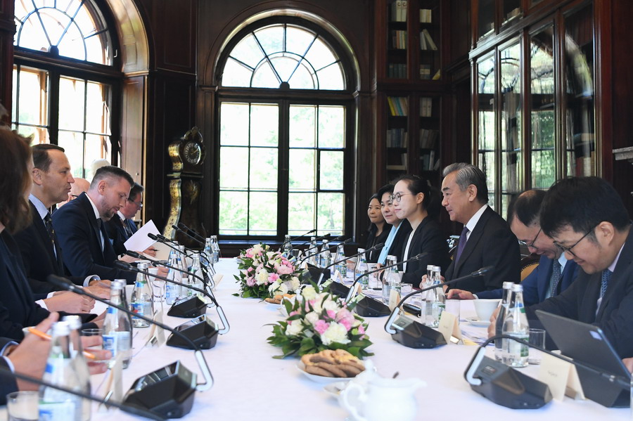 وانگ ای کی پولینڈ کے نائب وزیراعظم اور وزیر خارجہ راڈوسلاو سیکیورسکی   سے  ملاقات