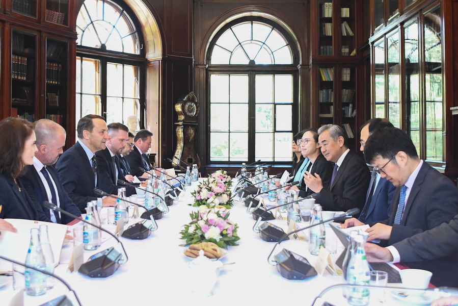 وانگ ای کی پولینڈ کے نائب وزیراعظم اور وزیر خارجہ راڈوسلاو سیکیورسکی   سے  ملاقات