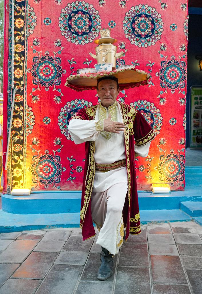 سنکیانگ میں روزمرہ زندگی کی گہما گہمی اور  سماوار رقص  کی گرم جوشی