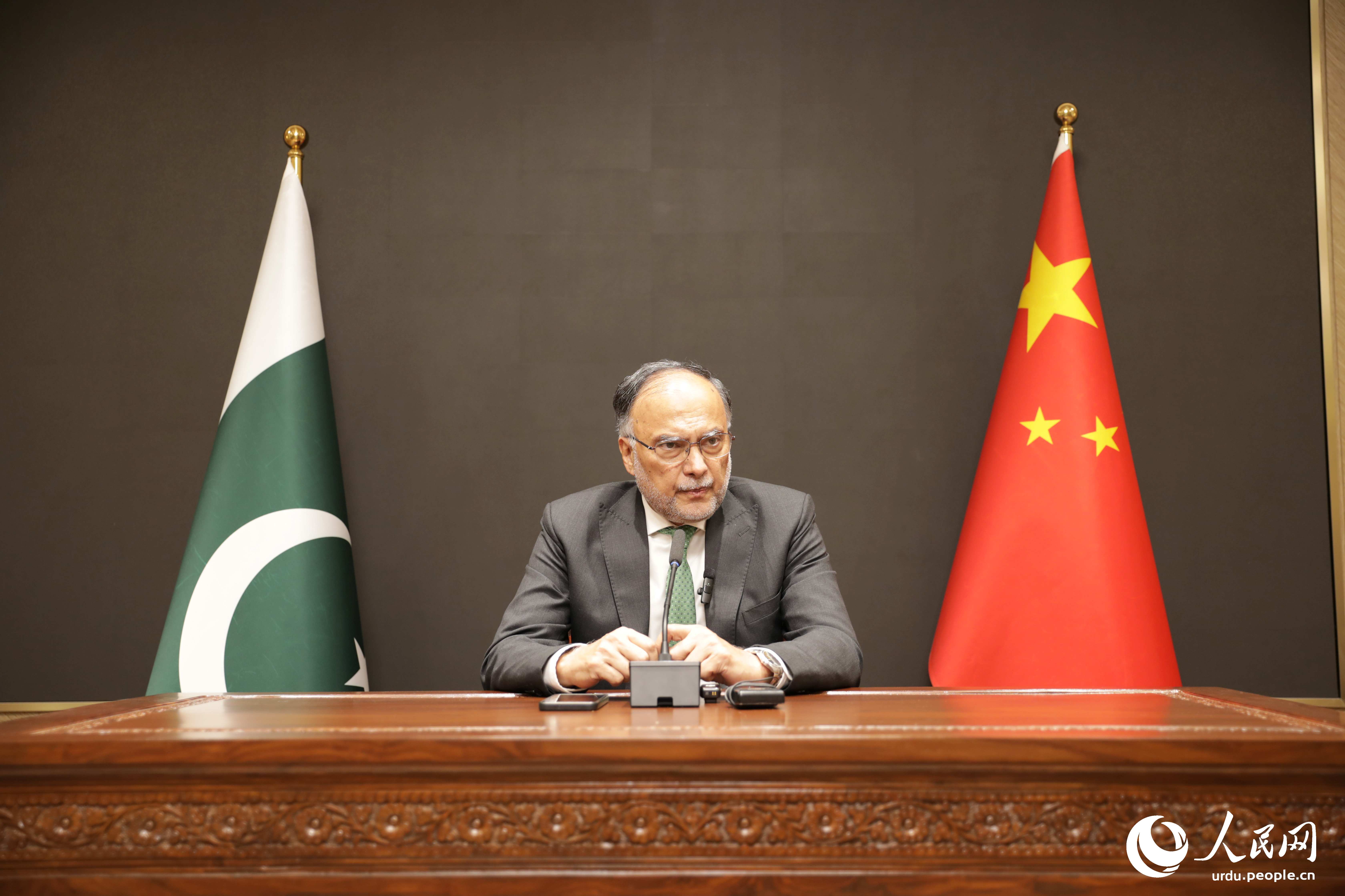 وفاقی وزیر برائے ترقی و منصوبہ بندی احسن اقبال بیجنگ میں منعقدہ پریس کانفرنس میں سی پیک ٹو کے دوسرے مرحلے  کے باضابطہ آغاز کے بارے میں تفصیلات بتا رہے ہیں۔(رمشا/پیپلز ڈیلی آن لائن)