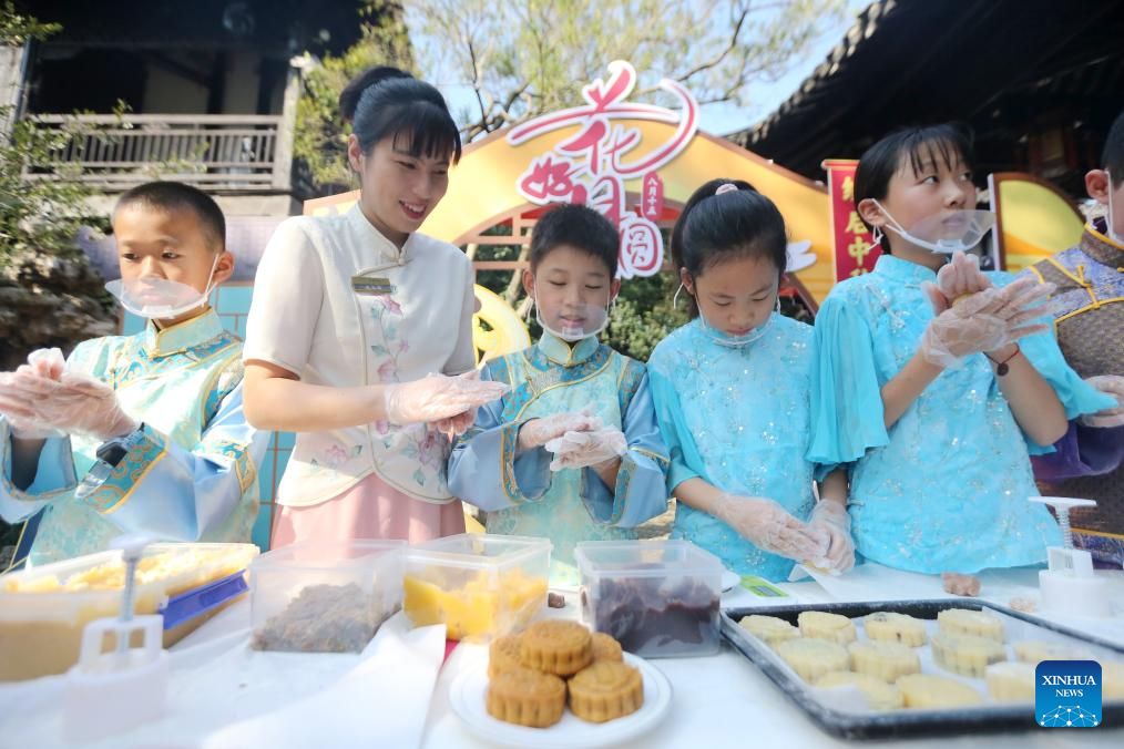 چین بھر میں وسط خزاں تہوار روایتی جوش و خروش کے ساتھ منایا گیا