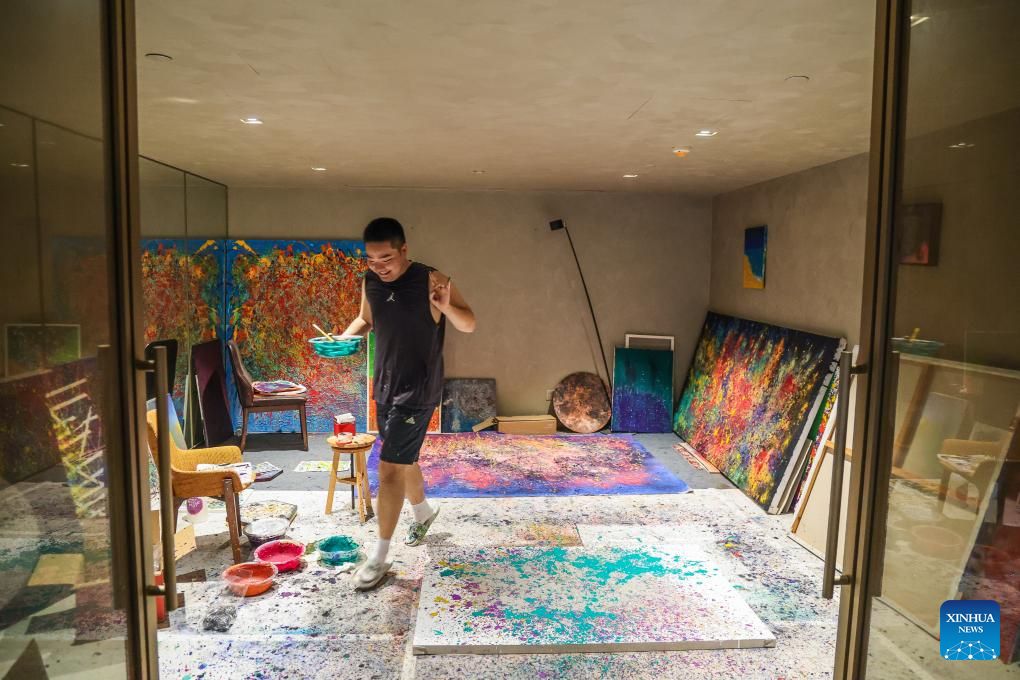 8 اگست 2025 ۔ وانگ جیان شو اپنے پینٹنگ سٹوڈیو میں ، اپنی نئی پینٹنگ پر کام کررہاہے۔(شنہوا/ لو یی)