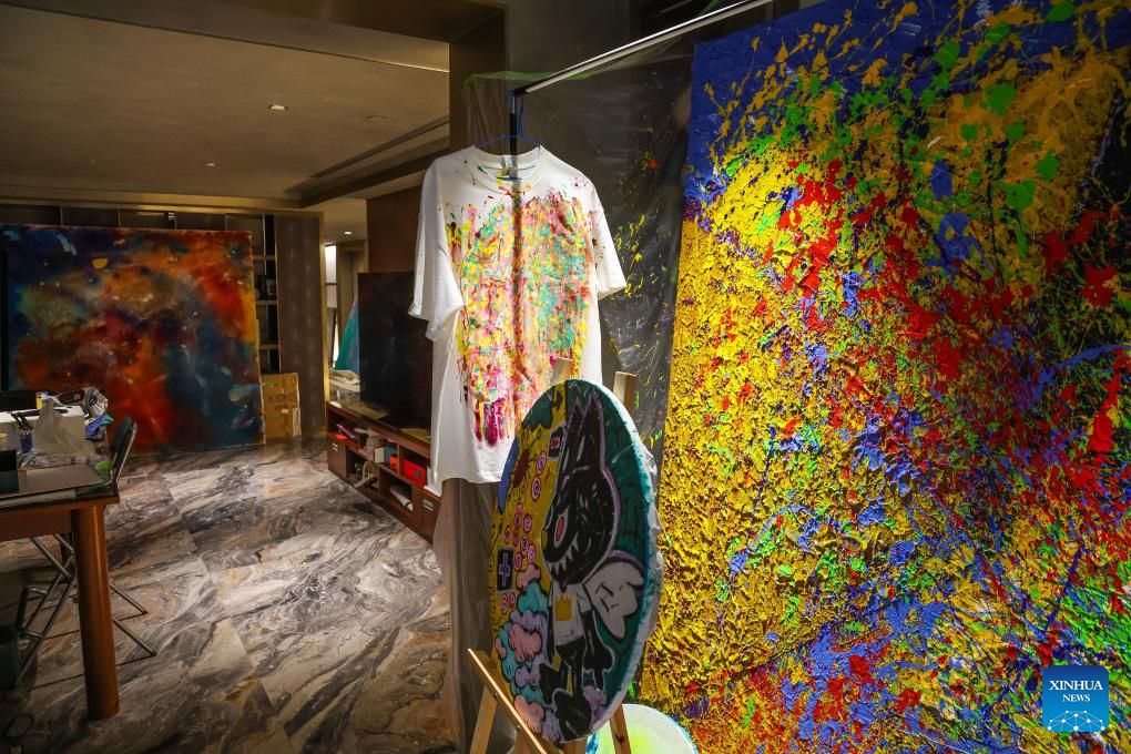 8 اگست 2025۔ بیجنگ میں وانگ جیان شو کے سٹوڈیومیں اس کی بنائی گئی پینٹنگ ۔(شنہوا/لو یی)