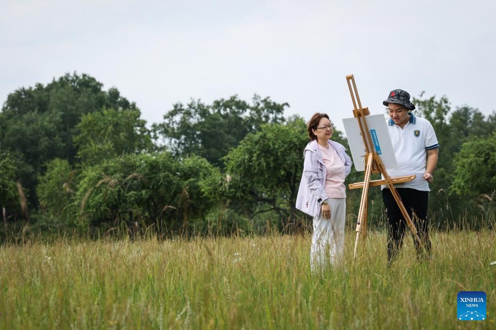 18 اگست 2025۔ وانگ جیان شو ، اپنی والدہ کے ساتھ صوبہ حہ بے میں ایک قدرتی منظر کی تصویر بنا رہا ہے۔ (شنہوا/لو یی)