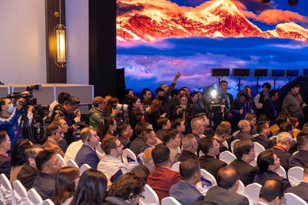 29 اکتوبر 2025 ۔ جنوب مغربی چین کے شی زانگ خود اختیار علاقے کے شہر نینگ چی میں چین کے شی زانگ کی ترقی کے فورم 2025 کی افتتاحی تقریب کا منظر ۔ اس فورم میں دنیا بھر سے سرکاری عہدیداران اور ماہرین نے شرکت کی اور اس خطے کی پائیدار ترقی کے لیےا پنی فراست اور مہارت کا تبادلہ کیا ۔ (شنہوا/جیانگ فان)