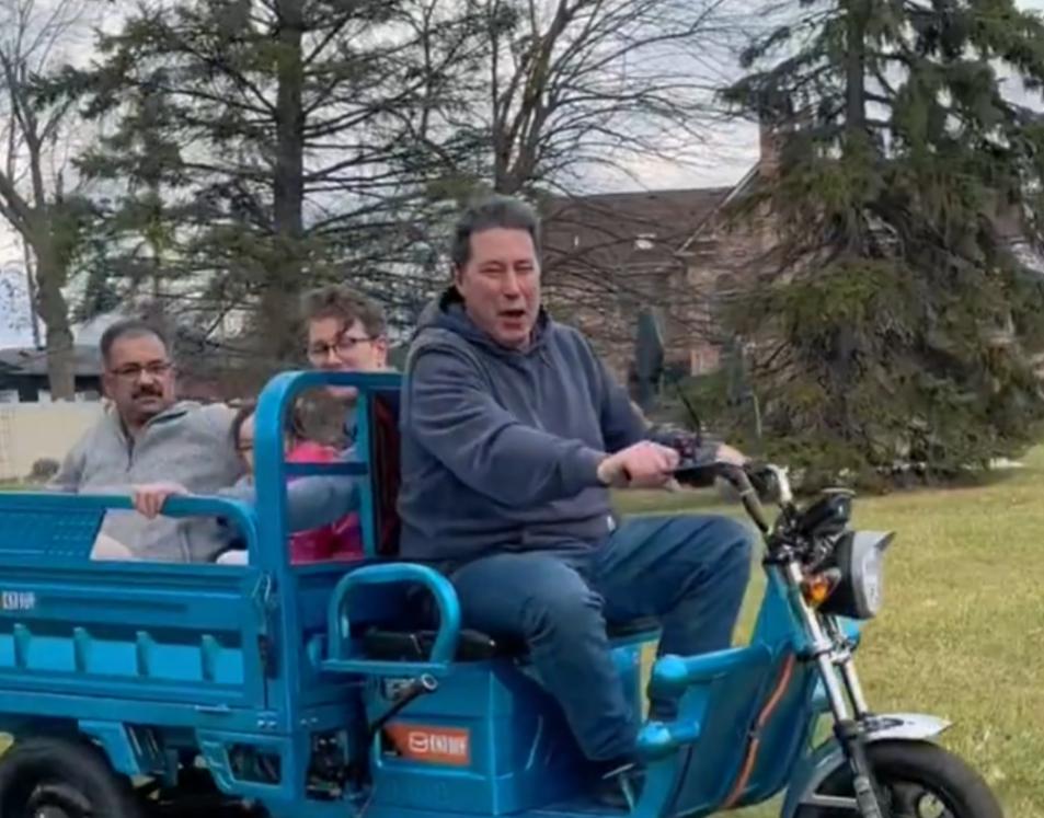 ایک امریکی شخص ، چینی ساختہ ٹرائی سائیکل چلاتے ہوئے ۔(ایک ویڈیو کا سکرین شاٹ )