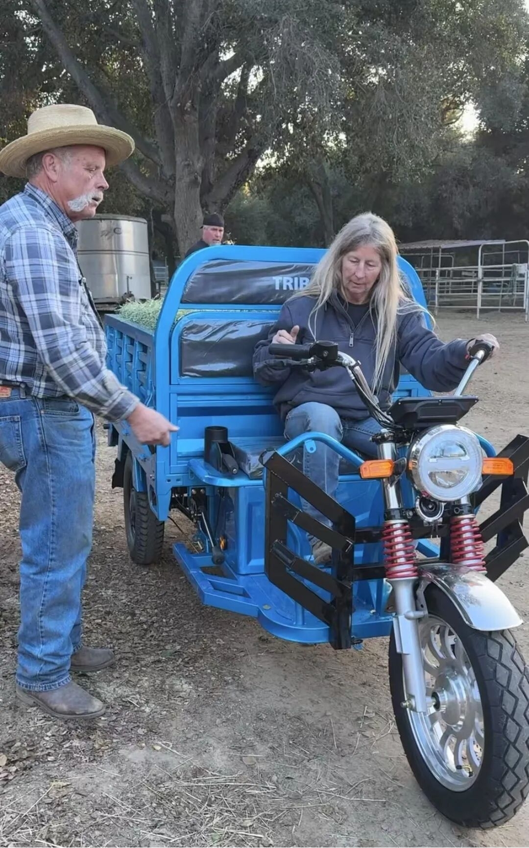 امریکی خاتون ، تین پہیوں والی چینی ساختہ ٹرائی سائیکل چلا ہی ہیں۔ (تصویر بشکریہ نیشنل بزنس ڈیلی)