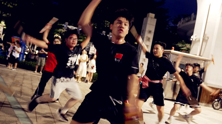 7 ستمبر 2025۔ گوانگ جو میں لیئے دہ پل کے نیچے، چھاؤشان کے نوجوان ینگ گہ ڈانس کی مشق کر رہے ہیں۔ (پیپلز ڈیلی آن لائن/ جانگ رونگ)