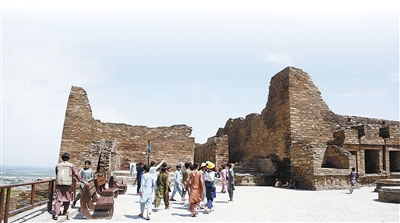 مقامی طلبہ نے صوبہ خیبر پختونخوا کی  ڈسٹرکٹ مردان کے تاریخی مقام تخت باہی میں بدھ مت کے آثار قدیمہ کا دورہ کیا۔(تصویر :احمد کمال /شنہوا نیوز ایجنسی)