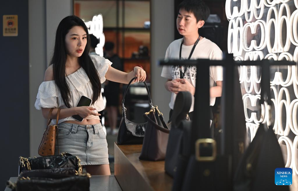 یکم نومبر 2025 ۔جنوبی چین کے صوبے ہائی نان کے شہر ہائیکو میں ایک خاتون ، ڈیوٹی فری سٹور میں خریداری کر رہی ہیں۔ ہائی نان نے اپنی آف شور ڈیوٹی فری سامان کی فہرست میں مصنوعات کی دو نئی اقسام شامل کی ہیں جن میں سے ایک پالتو جانوروں کی ضروریات سے متعلق ہے جب کہ دوسری قسم موسیقی کے پورٹیبل آلات ہیں۔یکم نومبر سے نافذ ہونے والی اس توسیعی فہرست کے بعد سے ، ہائی نان آف شور ڈیوٹی فری خریداری کی فہرست میں شامل مصنوعات کی کل اقسام 47 ہو گئی ہیں ۔ (شنہوا/گو چھنگ) 