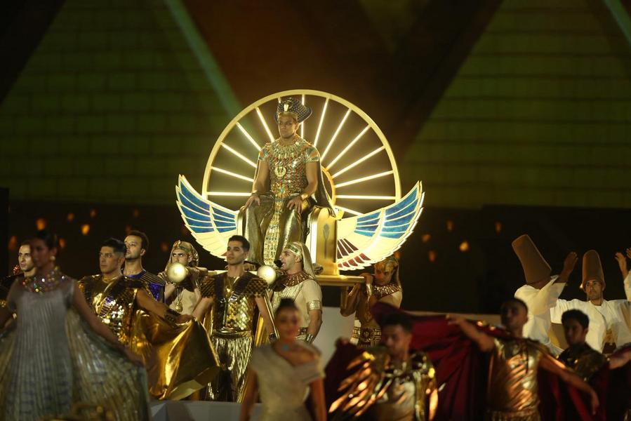 یکم نومبر 2025۔ مصر کے شہر الجیزہ میں عظیم الشان مصری میوزیم GEM کی افتتاحی تقریب میں فنکار پرفارمنس پیش کر رہے ہیں۔ اس گرینڈ میوزیم کی تعمیر میں 20 سال لگے اور یکم نومبر کو مصر نے GEM کا افتتاح کیا جو کہ دنیا میں صرف ایک تہذیب کی نمائش کے لیے وقف سب سے بڑا میوزیم ہے ۔ یہ تقریب مصر کے شاندار ثقافتی ورثے کی پہچان ، اہرام مصر اور ابولہول کے مجسمے کے قریب منعقد ہوئی (شنہوا)