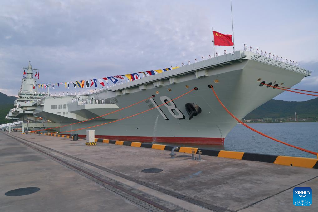 10نومبر(پیپلز ڈیلی آن لائن)5 نومبر 2025 ۔ جنوبی چین کے صوبے ہائی نان کے ساحلی شہر سانیا کی نیول پورٹ پر چین کے پہلے طیارہ بردار جہاز فوجیان کی کمیشننگ اور پرچم لہرانے کی تقریب ۔ صوبہ فوجیان کے نام پر رکھے گئے چین کے اس اولین طیارہ بردار جہاز "فوجیان " کو جون 2022 میں لانچ کیا گیا تھا ۔ (شنہوا/لی گانگ)