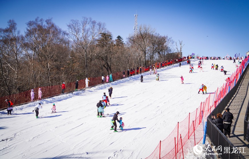 7 نومبر 2025 ۔ شمال مشرقی چین کے صوبے حیلونگ جیانگ کے شہر ہاربِن میں لوگ ، سکئینگ سے لطف اندوز ہو رہے ہیں۔