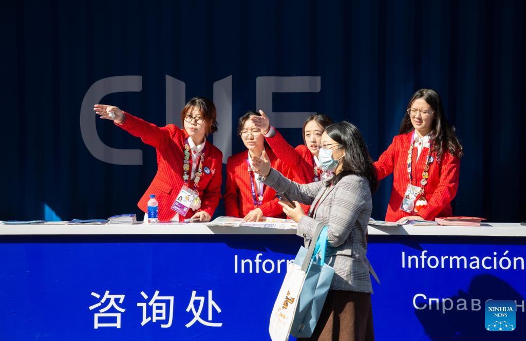 10 نومبر 2025۔ آٹھویں چائنا انٹرنیشنل امپورٹ ایکسپو (CIIE) 10 نومبر کو شنگھائی میں اختتام پذیر ہوئی ۔ نیشنل ایگزیبیشن اینڈ کنونشن سینٹر میں منعقدہ اس ایکسپو کے دوران انتظامی امور اور شرکا کے لیے سہولیات فراہم کرنے میں رضاکاروں نے بھرپور خدمات سر انجام دیں ۔(شنہوا/ تھیان وے وے)